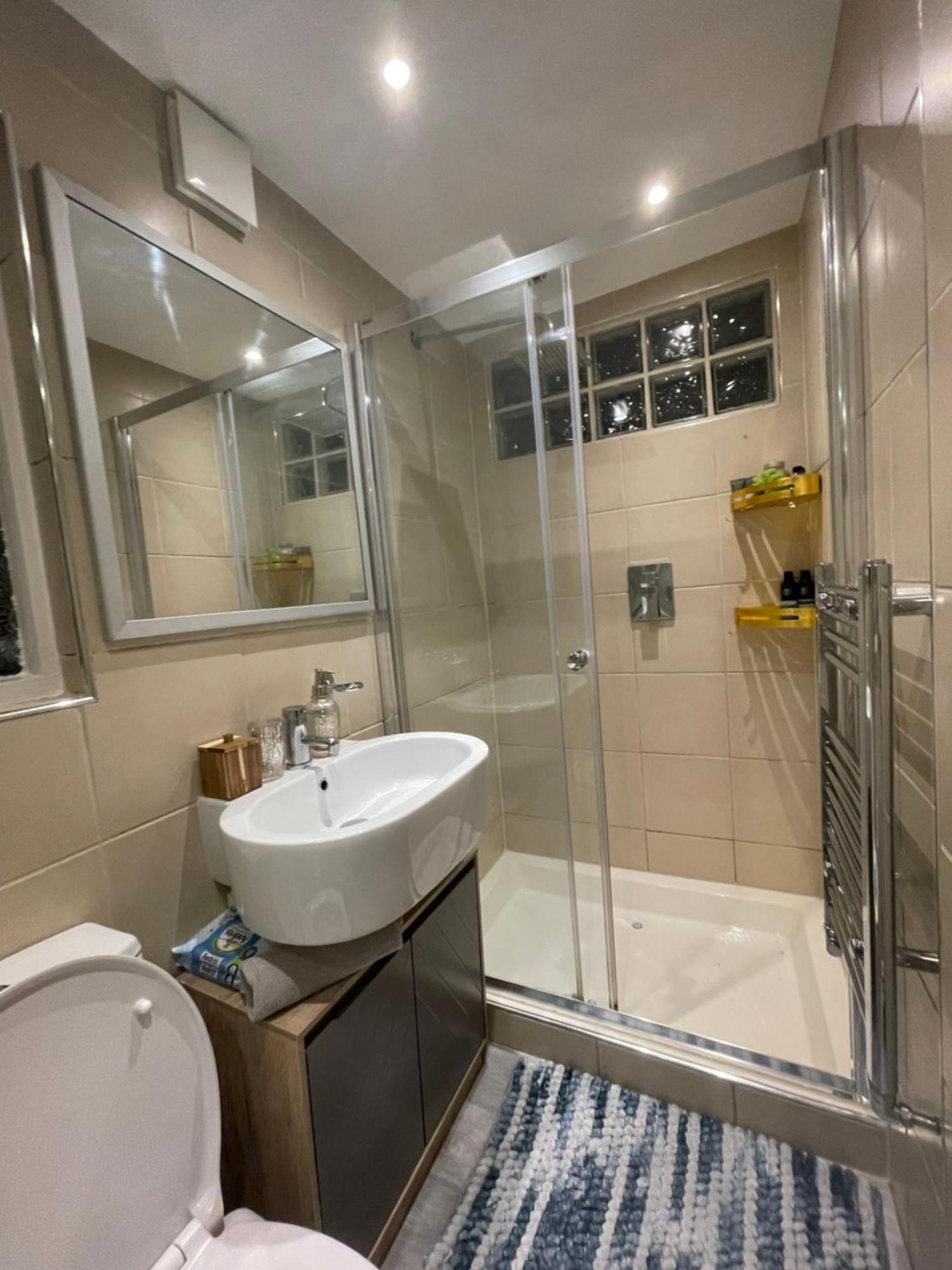 Queen Bedroom In Maida Vale London Exterior photo